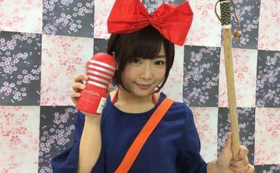 我要死了!AV女优纱仓真奈COS《魔女宅急便》