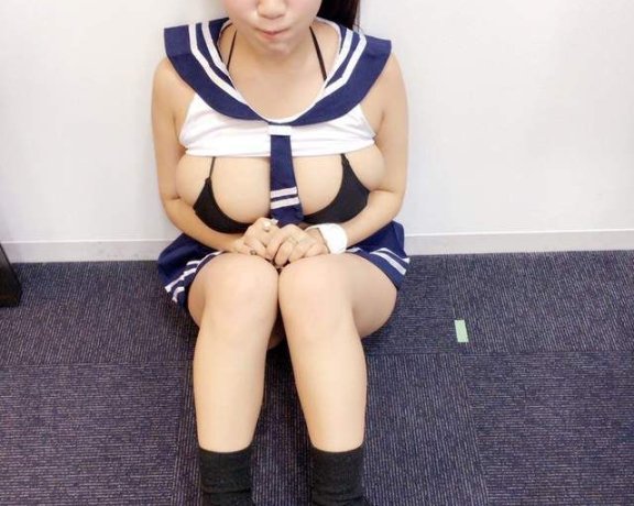 奶子就是正义!童颜巨乳天木JUN制服露I罩杯